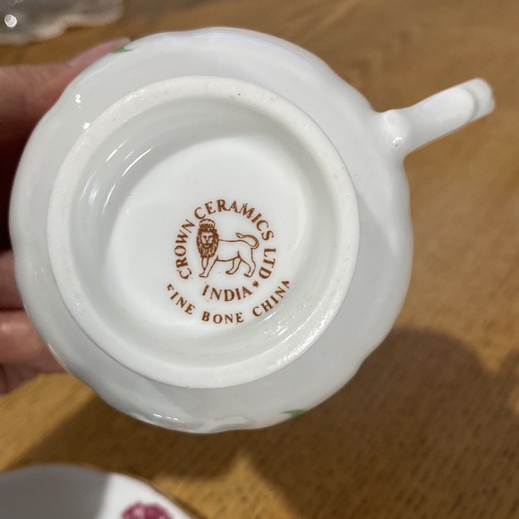 Crown Ceramics Ltd. India Fine bone China Teacup and saucer. Floral w gold trim - Picture 9 of 10